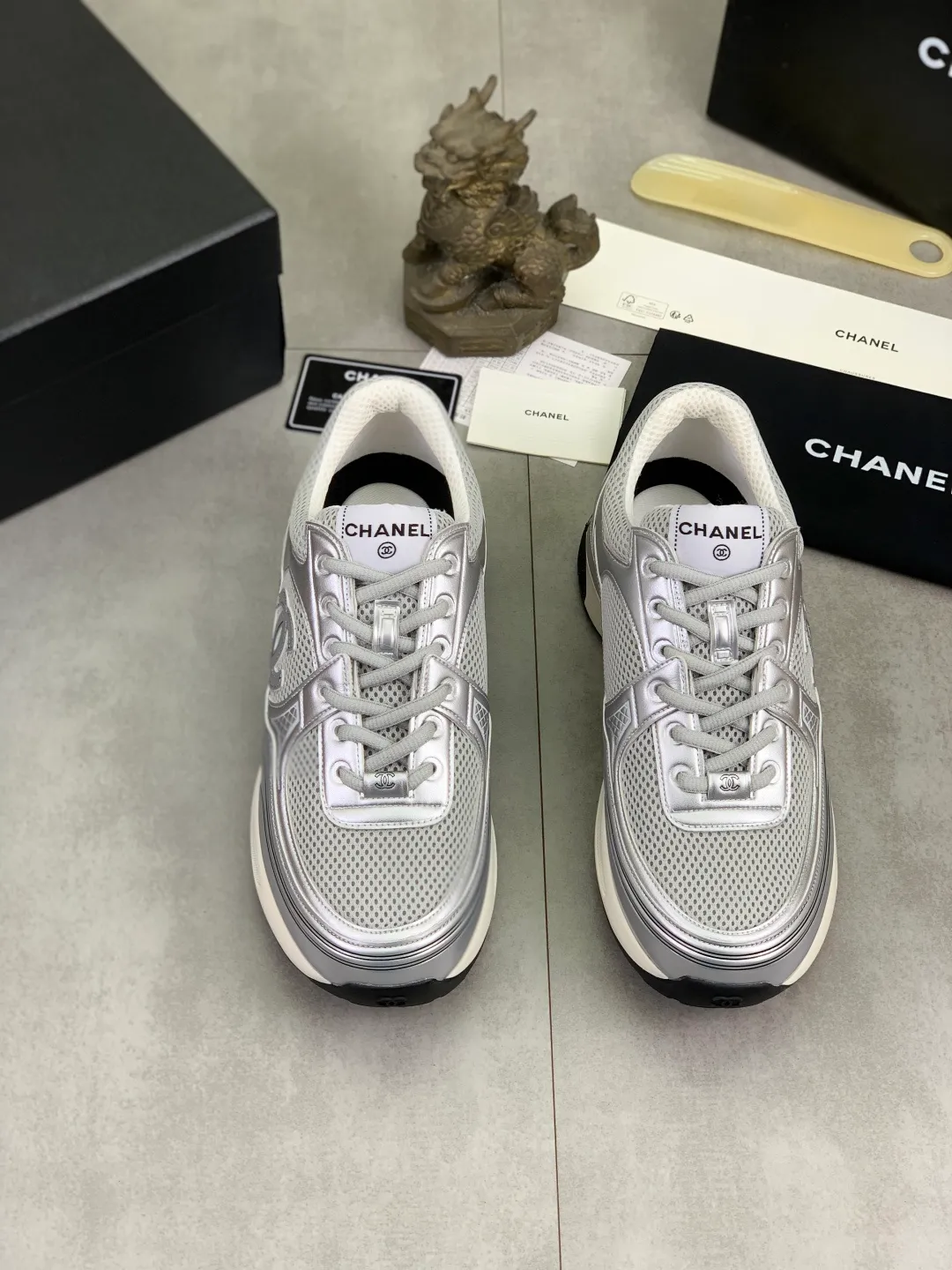 Men's Men's Shoes P620 New Chanel Chanel 25K Silver Horn Golden Horn King Casual Sports Shoes Original purchase and development Made by Xiaoxiang C Home Another super popular item in the counter, loved by Internet celebrity bloggers and ladies, various praises on social platforms, super popular, textured, breathable and super spring and summer. Seeing this issue always arouses the inner desire of fashion among girls. The latest suede material, classic black and white color, full of fashionable feeling on the feet. Easy to take care of, exquisite packaging at the delivery counter🛍📦 ▪️Fabrics: Original customized imported cowhide + mesh ▪️Inner lining: Customized imported breathable mesh ▪️Sole: Original molded rubber foam material ▪️Sole thickness: 4.5CM ▪️Size: 38-44